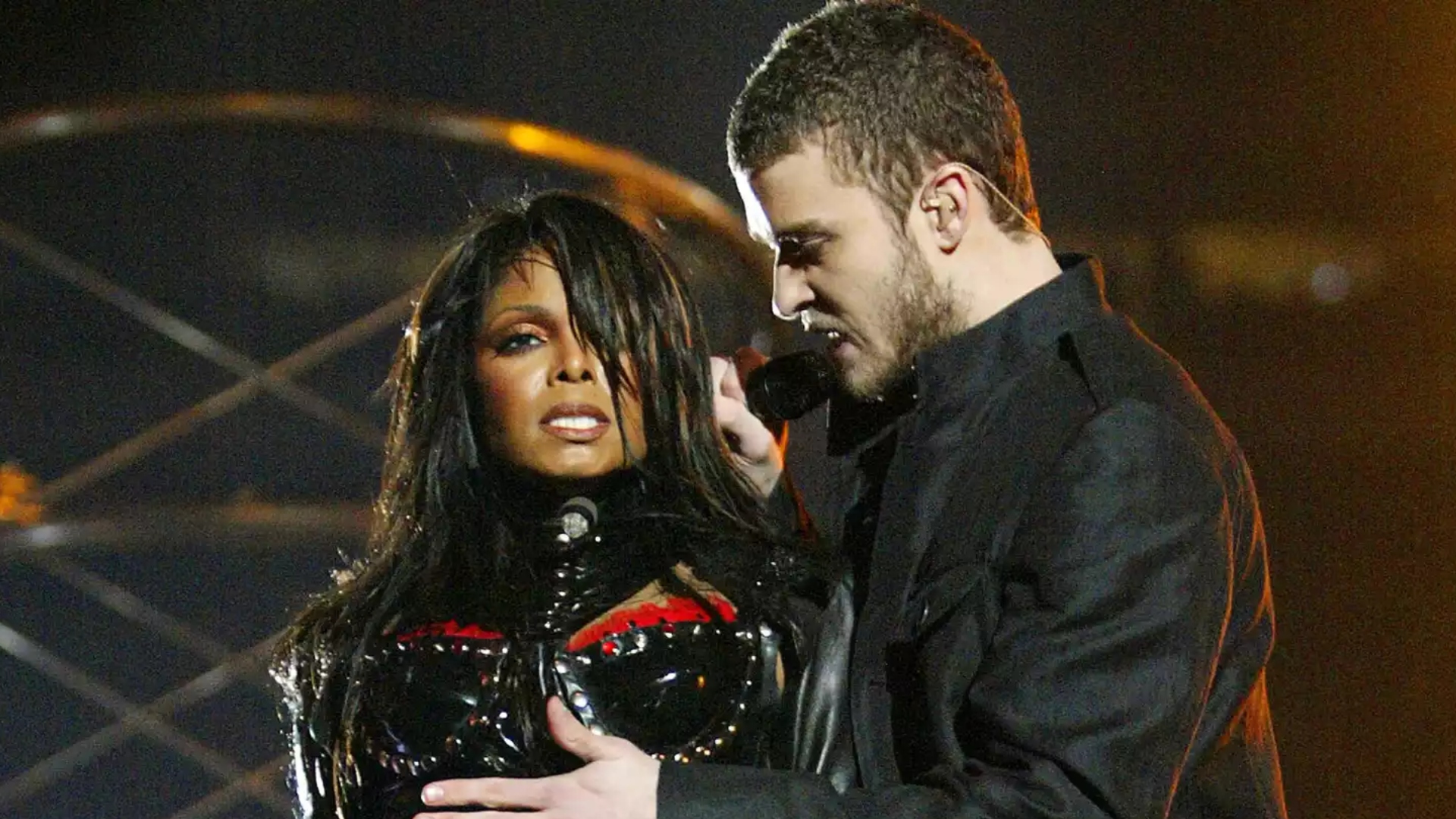 La polémica marcó el Halftime Show en 2004 con el famoso ‘Nipplegate’ de Janet Jackson. Su presentación pasó a la historia por un 'mal funcionamiento de vestuario'. Justin Timberlake arrancó accidentalmente parte del corsé de la cantante y dejó al descubierto uno de sus senos.