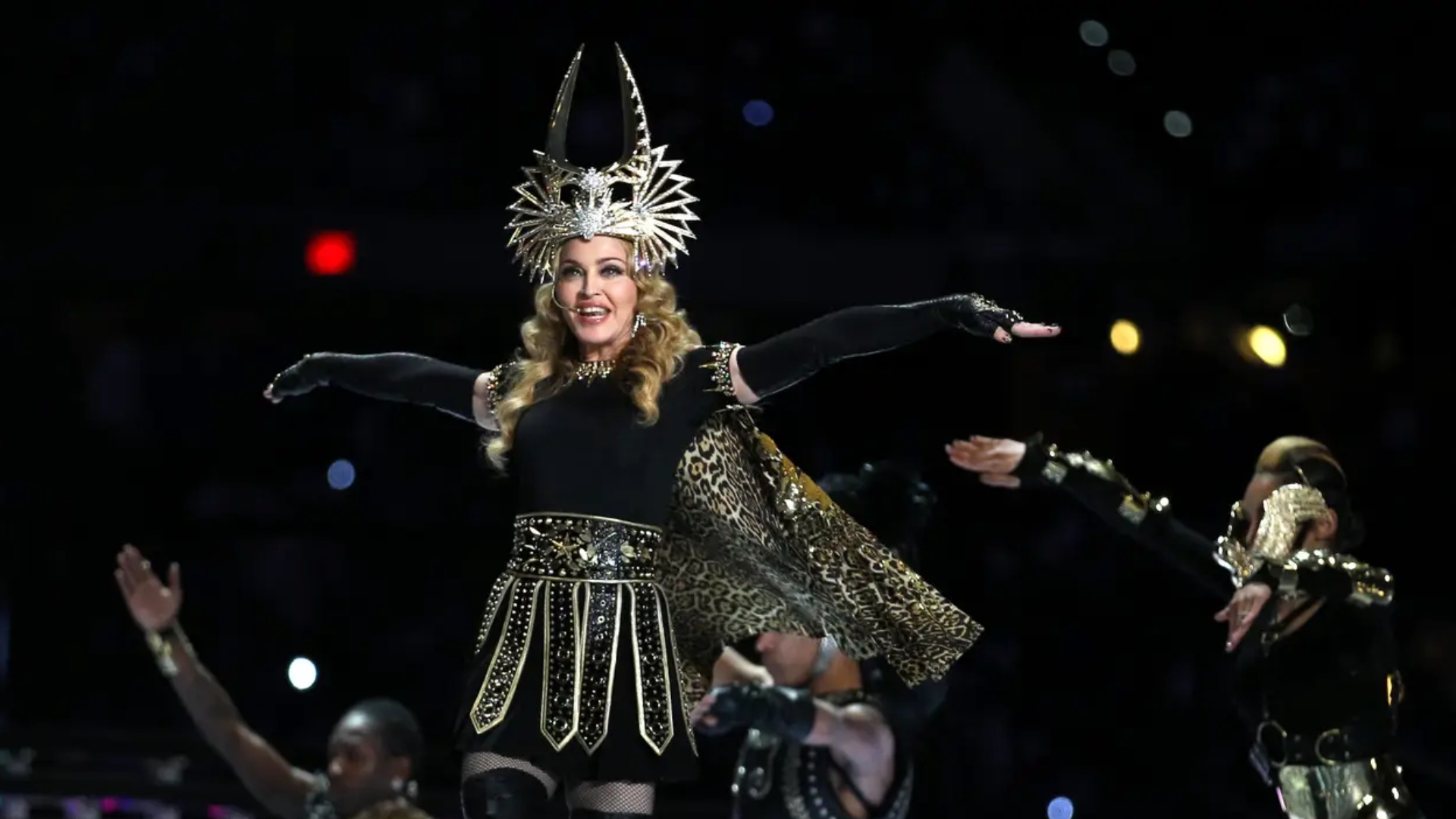 Las leyendas de rock funcionaron por un tiempo, pero el patrocinador, Bridgestone, optó por un cambio: Regresar a las estrellas pop. Tras la crítica a The Black Eyed Peas, Madonna reivindicó el show: Logró equilibrar calidad musical con espectáculo.