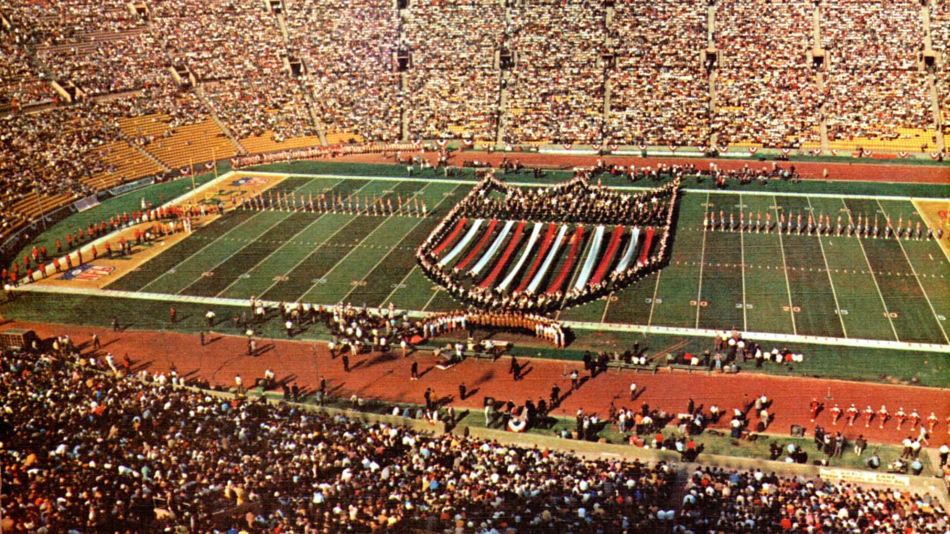 Los primeros espectáculos de medio tiempo consistían en presentaciones de bandas colegiales. La Universidad Estatal de Grambling y la Universidad de Arizona estuvieron a cargo del entretenimiento en el primer Super Bowl, en 1967, en Los Ángeles. 