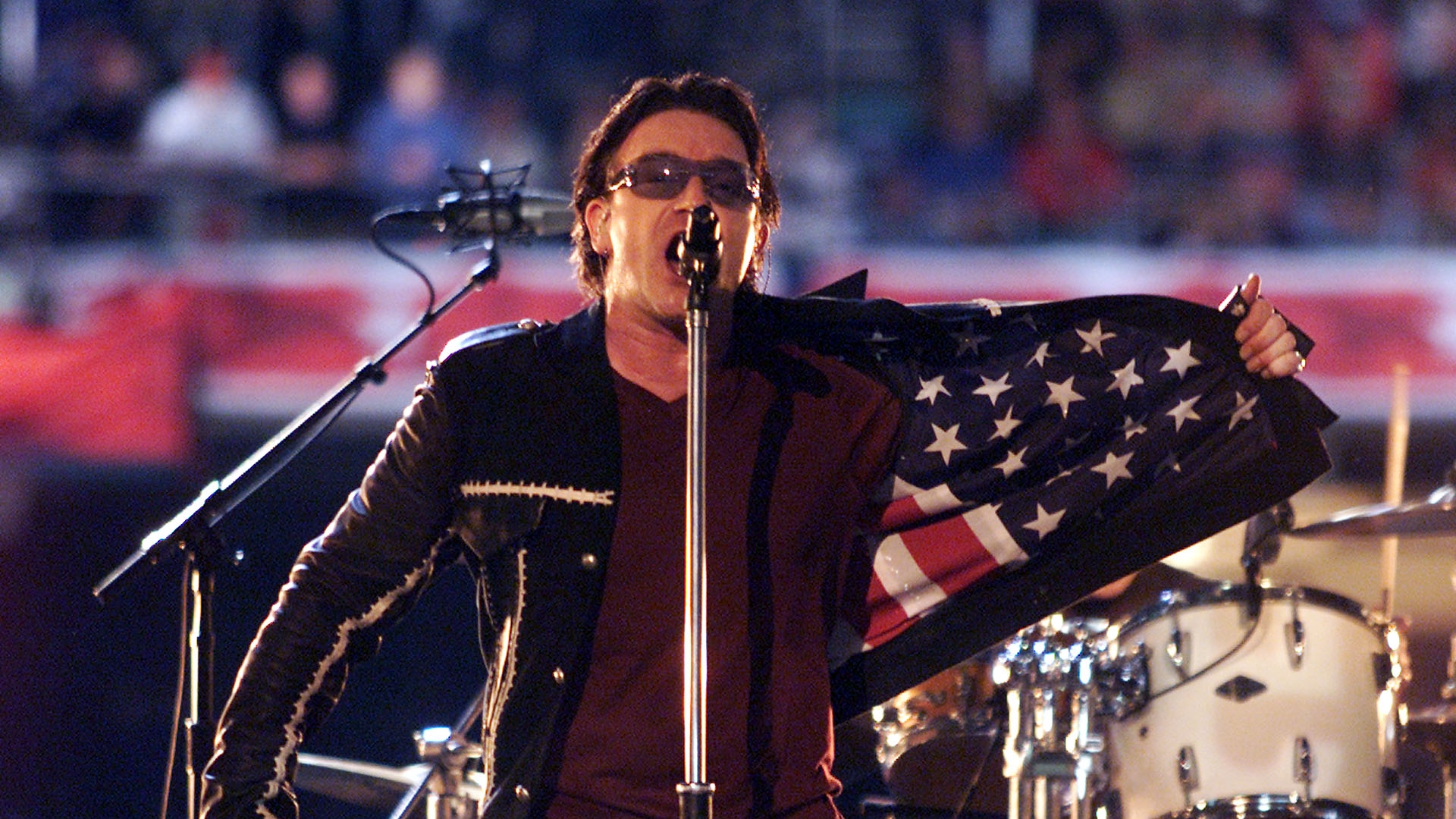 En 2002, U2 ofreció una presentación que trascendió el entretenimiento. Con piezas como ‘Beautiful Day’ y ‘Where the Streets have no name’, la banda capturó el sentir de una nación que acababa de sufrir los ataques terroristas del 11 de septiembre.
