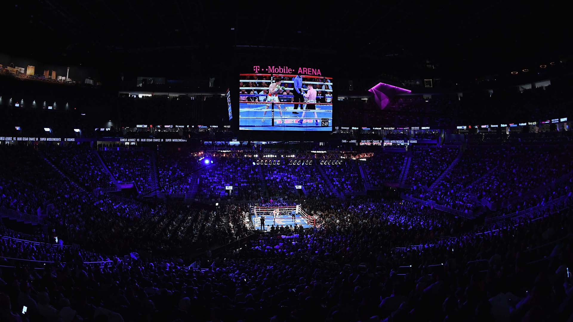 Antes de la temporada 2017 de la NHL y el debut de los Golden Knights, Las Vegas no tenía equipos profesionales de primera línea y su fama mundial dentro de los deportes se reducía a los combates de boxeo y UFC. Tampoco había estadios de importancia.