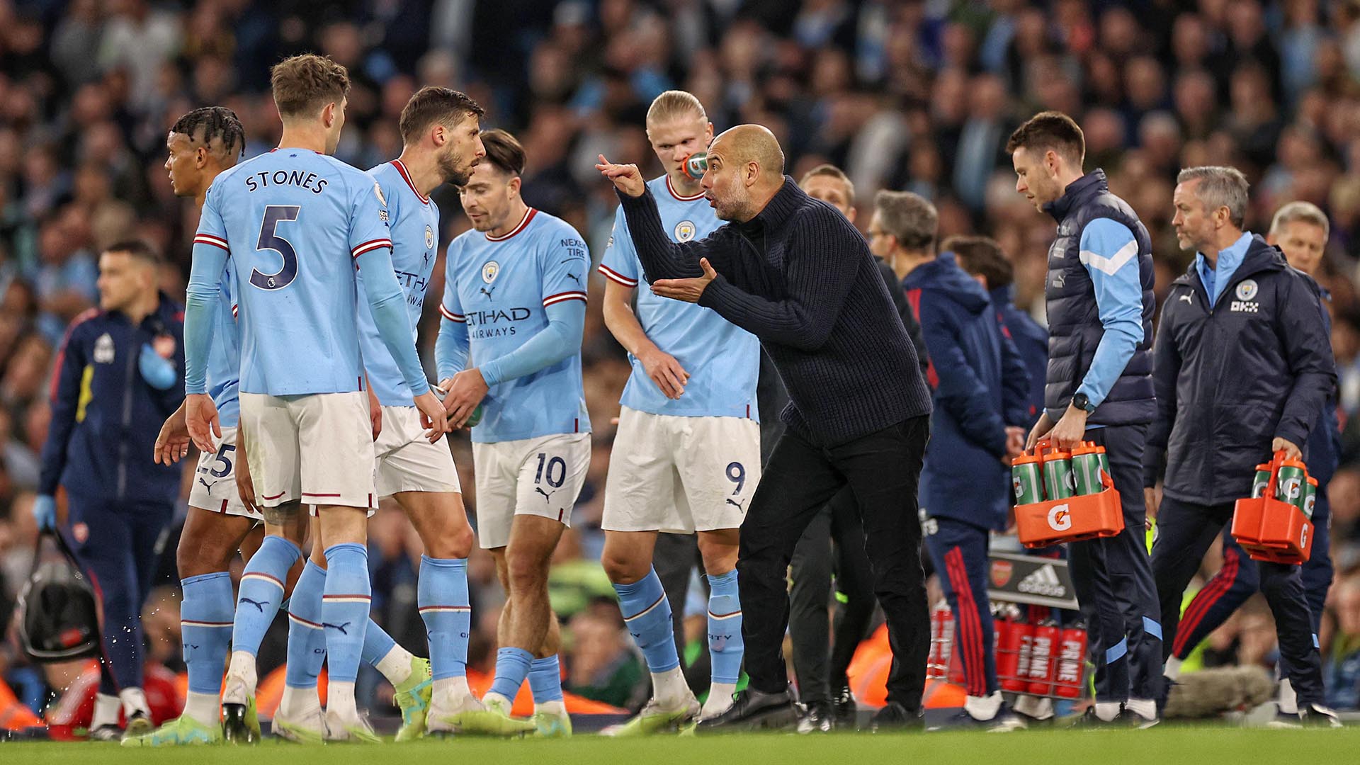 Guardiola habla con sus jugadores