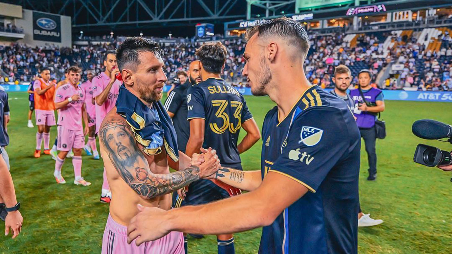 After the match against Inter Miami, Gazdag posted a photo with Messi that went viral. He said he had met his hero, and his partner commented on the post: “He never looks at me like that.”