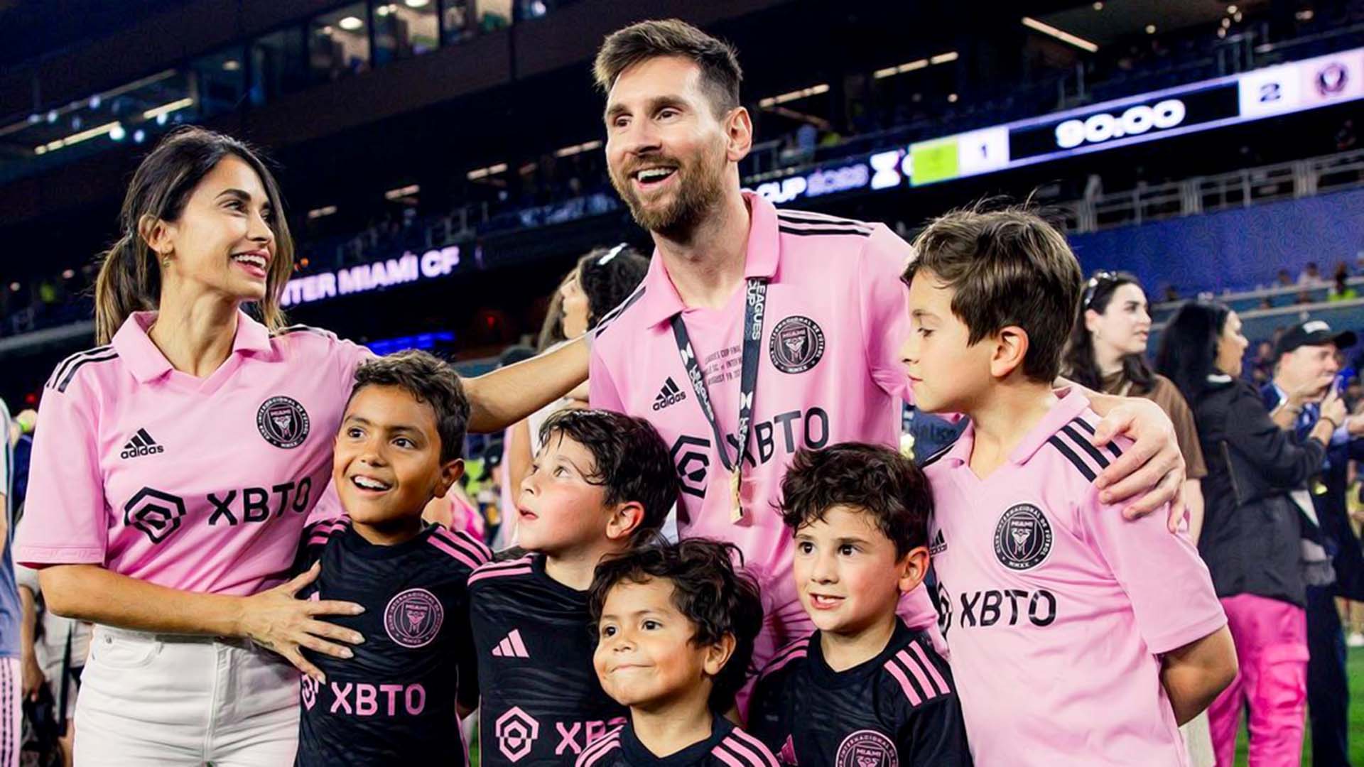 La afición se ha volcado con el equipo y a Messi se le nota mucho más feliz que en París: “Me hacen sentir en mi casa. Para nosotros fue espectacular desde que llegamos”.