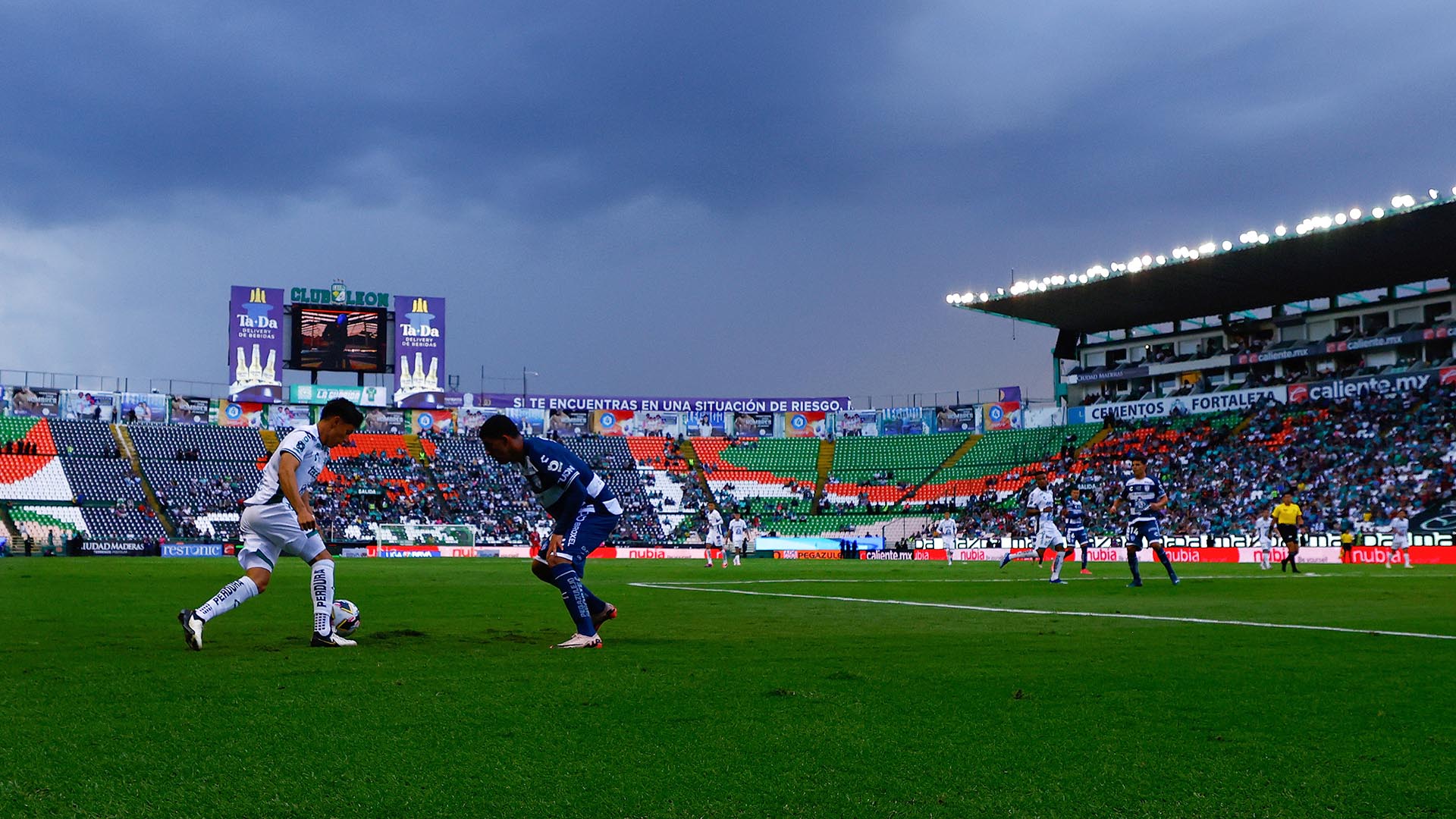 Que ambos tengan el mismo dueño atenta contra el Art. 10 del reglamento del Mundial de Clubes. Este artículo dice que “ningún individuo o entidad legal puede tener control o influencia sobre más de un club participante”. Sólo podría jugar uno de ellos.