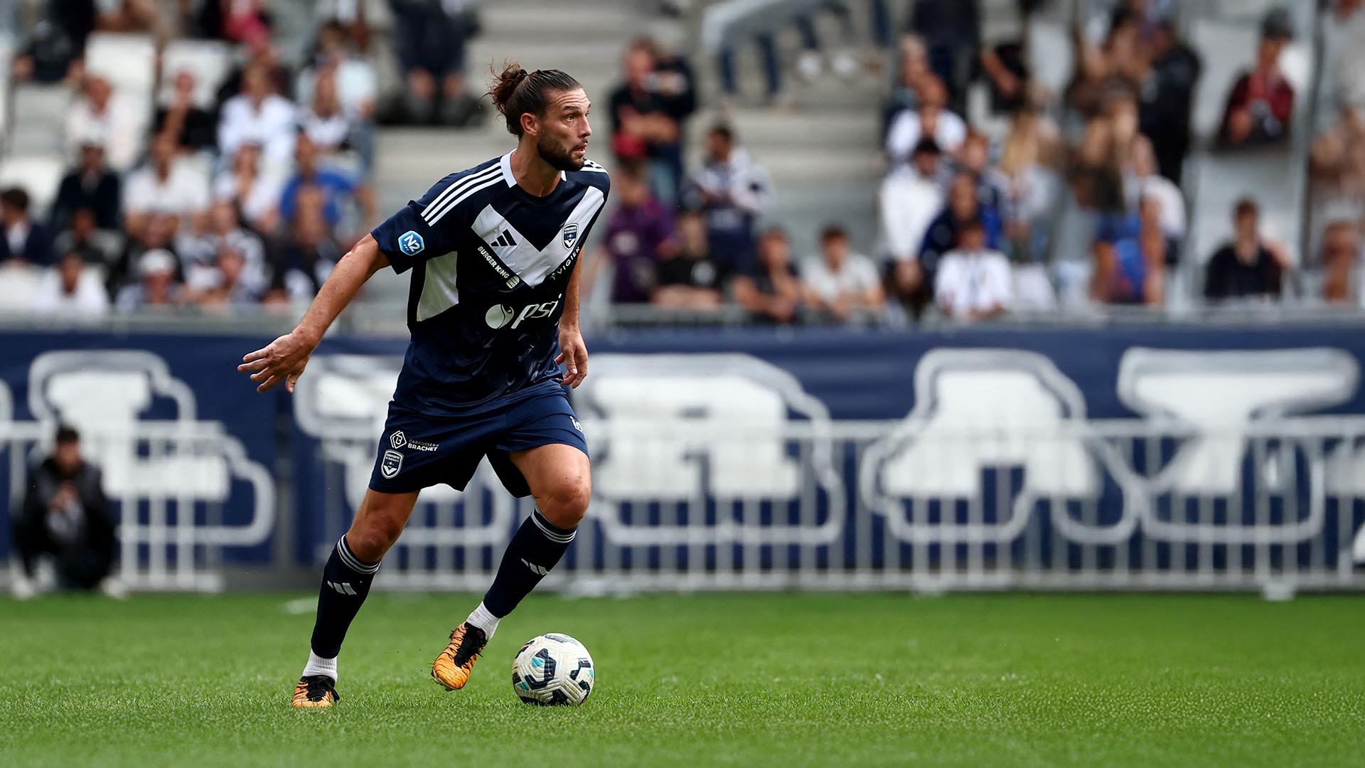 Andy Carroll, delantero de 35 años, está viviendo una segunda juventud esta temporada, después de anunciar sorprendentemente su fichaje por el Girondins de Burdeos, descendido administrativamente a la cuarta división francesa.