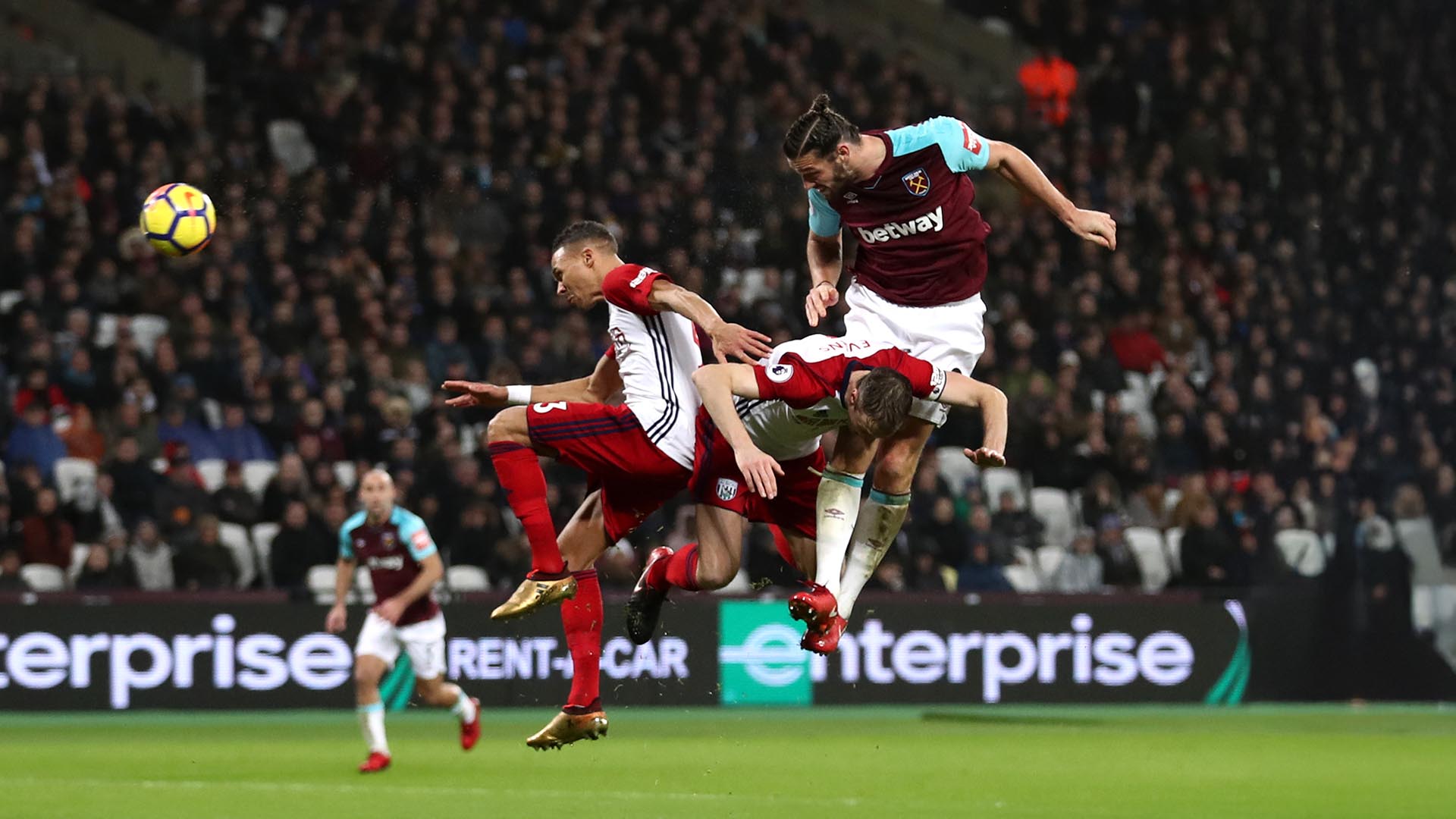 Sus mejores años fueron en Londres, en el West Ham, con el que acumuló, en seis temporadas, 27 goles en 118 encuentros. En 2016, fue convocado para la Eurocopa en Francia, marcando precisamente en el estadio del Burdeos, su club actual.