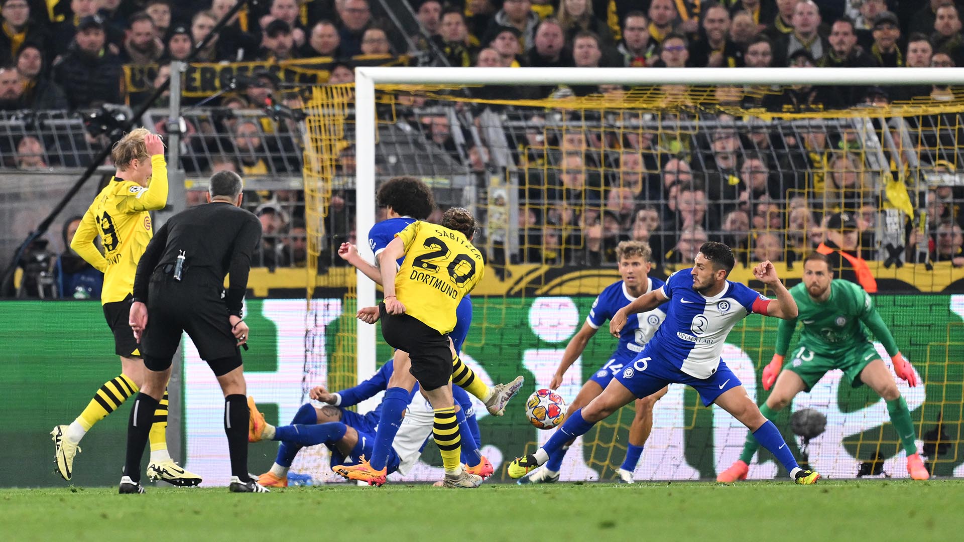 Dortmund 4-Atlético 2 (Brandt 34’; Maatsen 39’; Hummels 49’ pp; Correa 64’; Füllkrug 71’; Sabitzer 74’). El infierno del Muro Amarillo devoró al Atleti y llevó en volandas al Dortmund, que demostró fuerza titánica para levantarse tras el 2-2 de Correa.