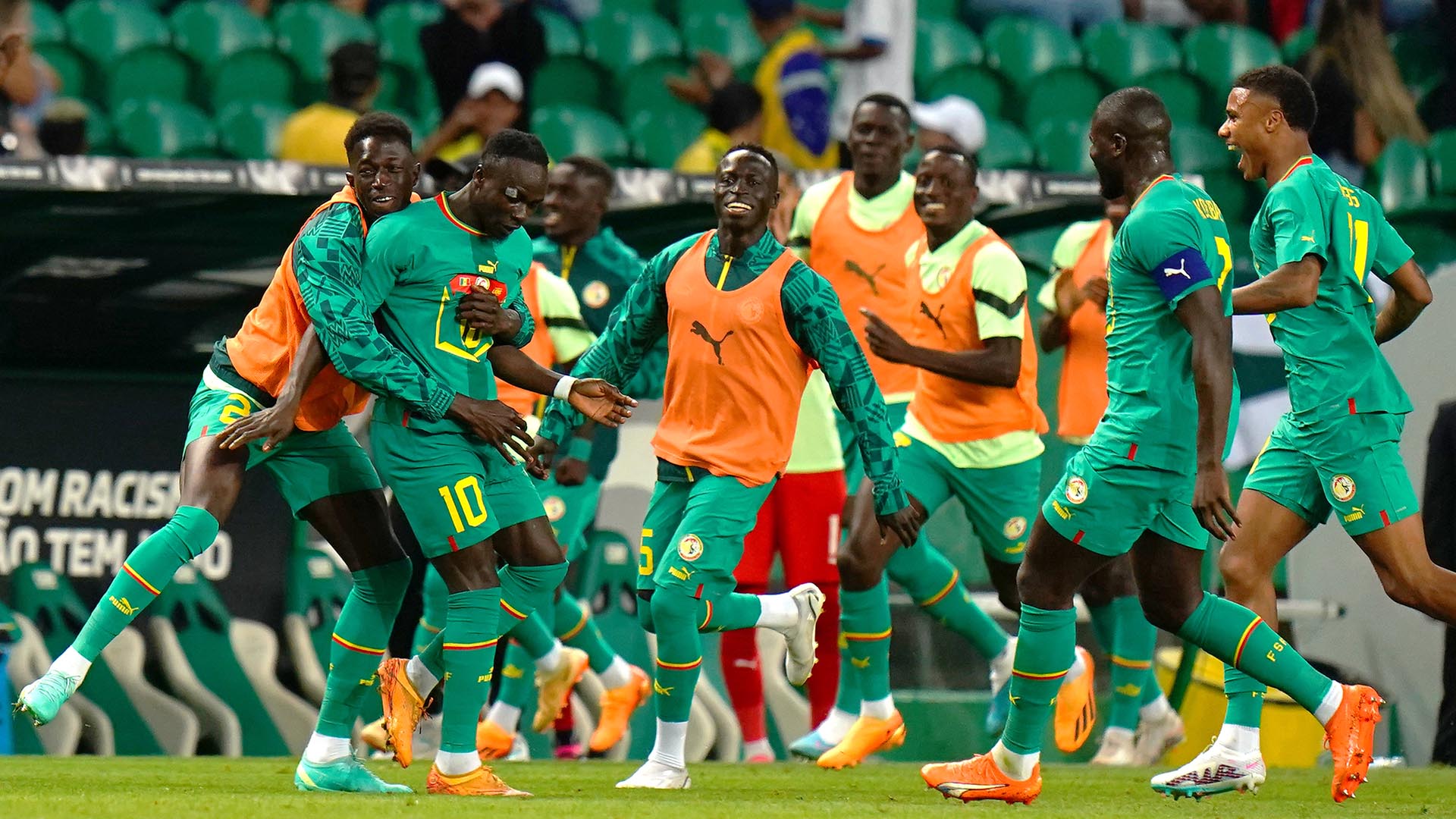 Senegal es la vigente campeona y llega con un equipo muy completo. A la veteranía de Koulibaly, Gueye, Mané y Edouard Mendy se suma el descaro de Nico Jackson, Sima o Pape Matar Sarr. Con un estilo muy coral, agresivo y combinativo, son serios candidatos para revalidar el título.