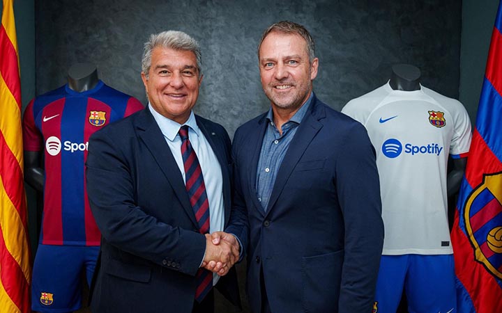 Hans-Dieter Flick junto al presidente del FC Barcelona, Joan Laporta, tras firmar su contrato como nuevo entrenador del Barcelona para las dos próximas temporadas.