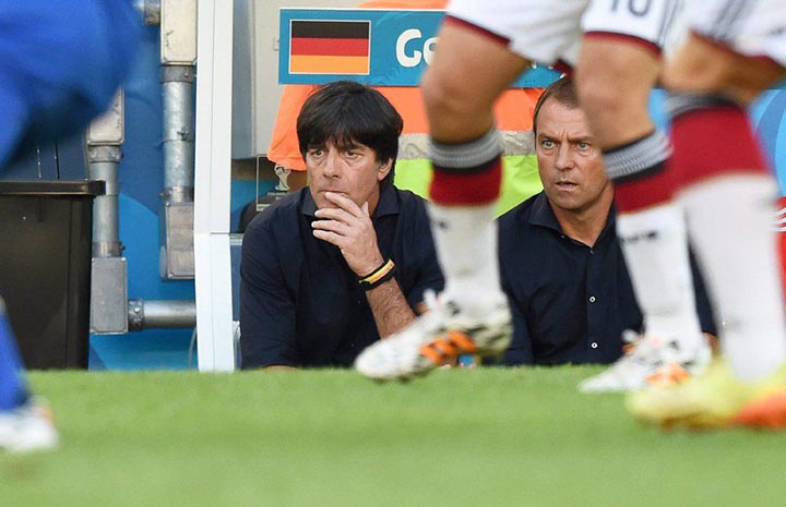 Joachim Löw y su asistente Hansi Flick durante un partido de la selección alemana contra Argentina.