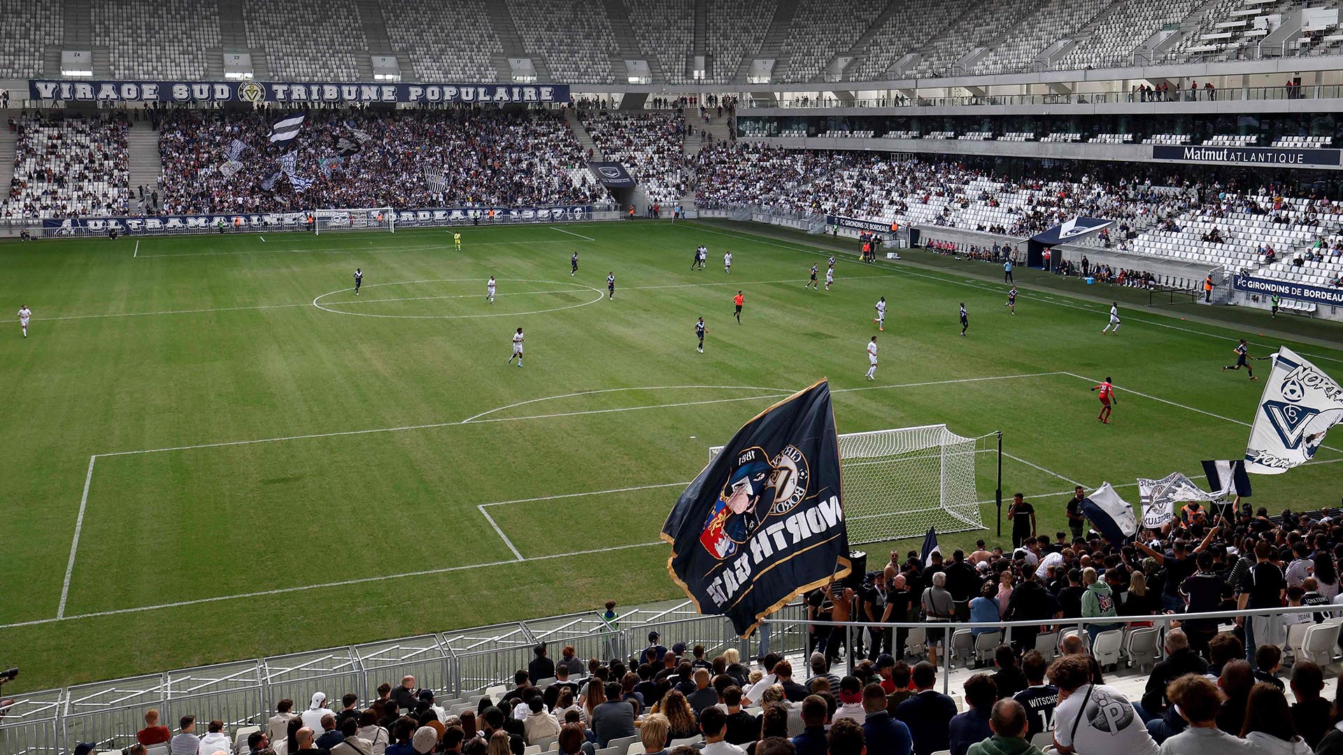 Tras una lucha incesante de los aficionados, el Girondins de Burdeos pudo disputar el 21 de septiembre su primer partido en su estadio, el Matmut Atlantique. Ms de 15.000 espectadores acudieron al recinto para presenciar el encuentro.