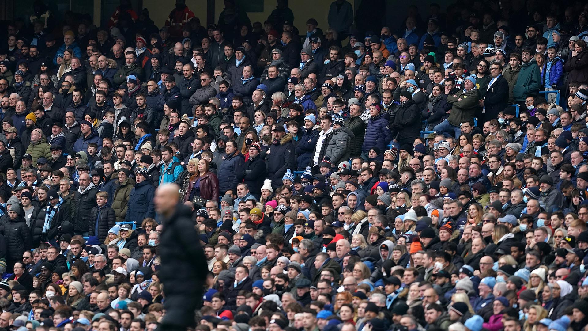 En enero de 2022, finalmente la Premier permitió que de forma voluntaria los clubes instalasen esas zonas en sus gradas, siempre siguiendo a rajatabla la normativa de seguridad. Old Trafford, Stamford Bridge, Villa Park o el Etihad no lo dudaron.