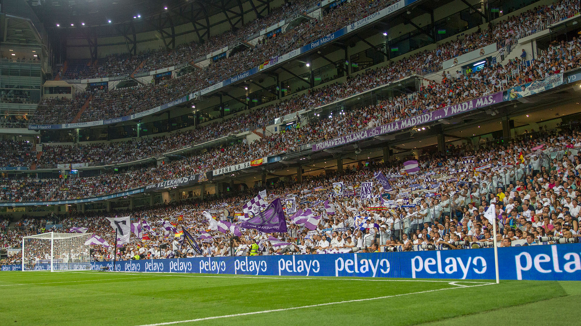 Siguiendo la tónica europea ya hay muchas gradas de animación de estadios españoles en los que la gente directamente ve todo el encuentro de pie. No son zonas adaptadas para ello, pero mejores que aquellas ortodoxas de hormigón de los años 80 y 90.