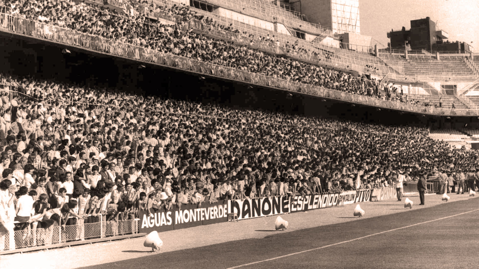 El fútbol regresa a la década de los 70, 80 y 90. Ese fútbol en el que se generaba una atmosfera especial con la afición animando enfervorizada a su equipo. Nada de estar sentado. Al fútbol se iba y se veía de pie. La tendencia es volver a esos orígenes.