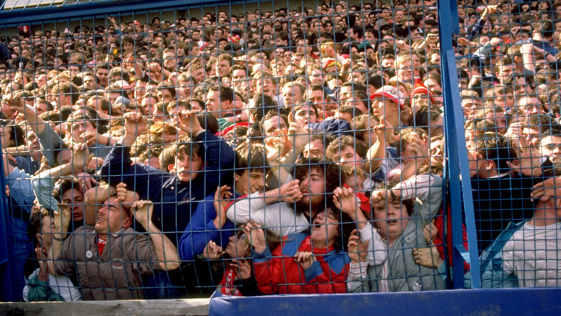 La tragedia de Hillsborough (en Sheffield) de la que se cumplen este 15 de abril de 2024, 35 años, cambió la manera de ver el fútbol en los estadios. Un desastre, que unido al de Heysel años antes, originó un cambio de normativa.