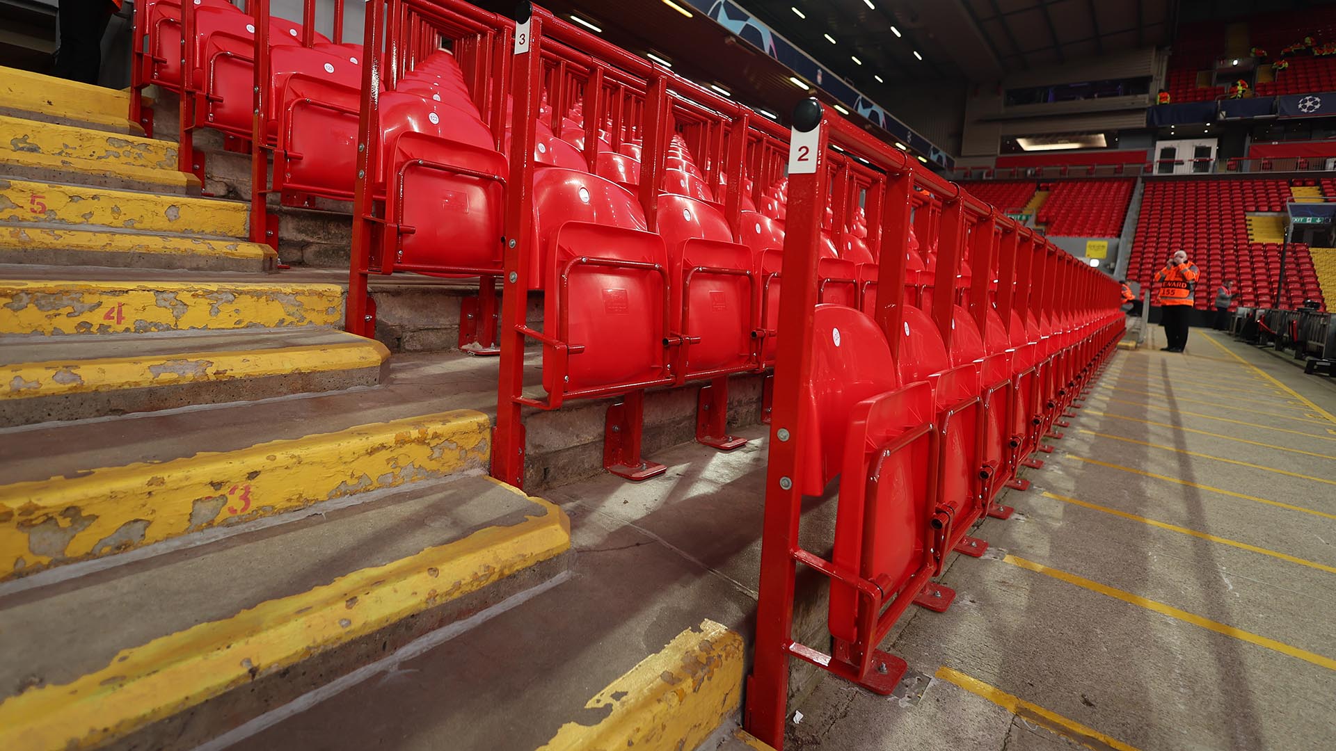 Cambiar la Ley de Espectadores de fútbol de 1989 se debatió en el Parlamento inglés. En 2020 se abrió la veda a pruebas piloto en los estadios ingleses. Pequeñas zonas donde se instalasen ‘safe standing area’. Anfield fue uno de los estadios pioneros.