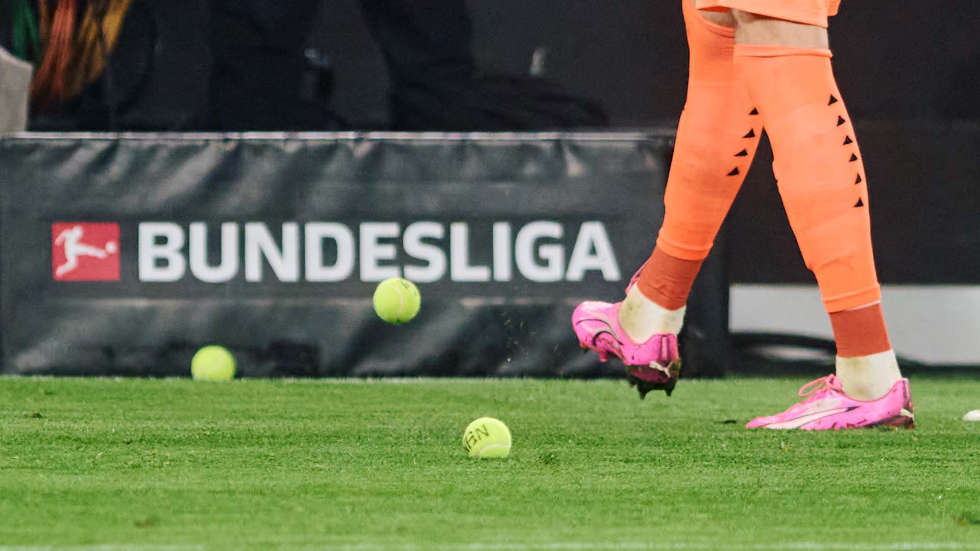 Oposición a la comercialización del fútbol: La Bundesliga, donde el modelo 50 + 1 sigue en vigor para evitar que los clubes caigan en manos pudientes ajenas, sigue abogando por un fútbol por y para el aficionado.