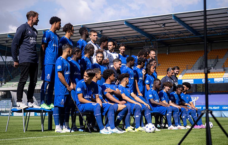 Los jugadores del Troyes se preparan para posar para la foto oficial del equipo.