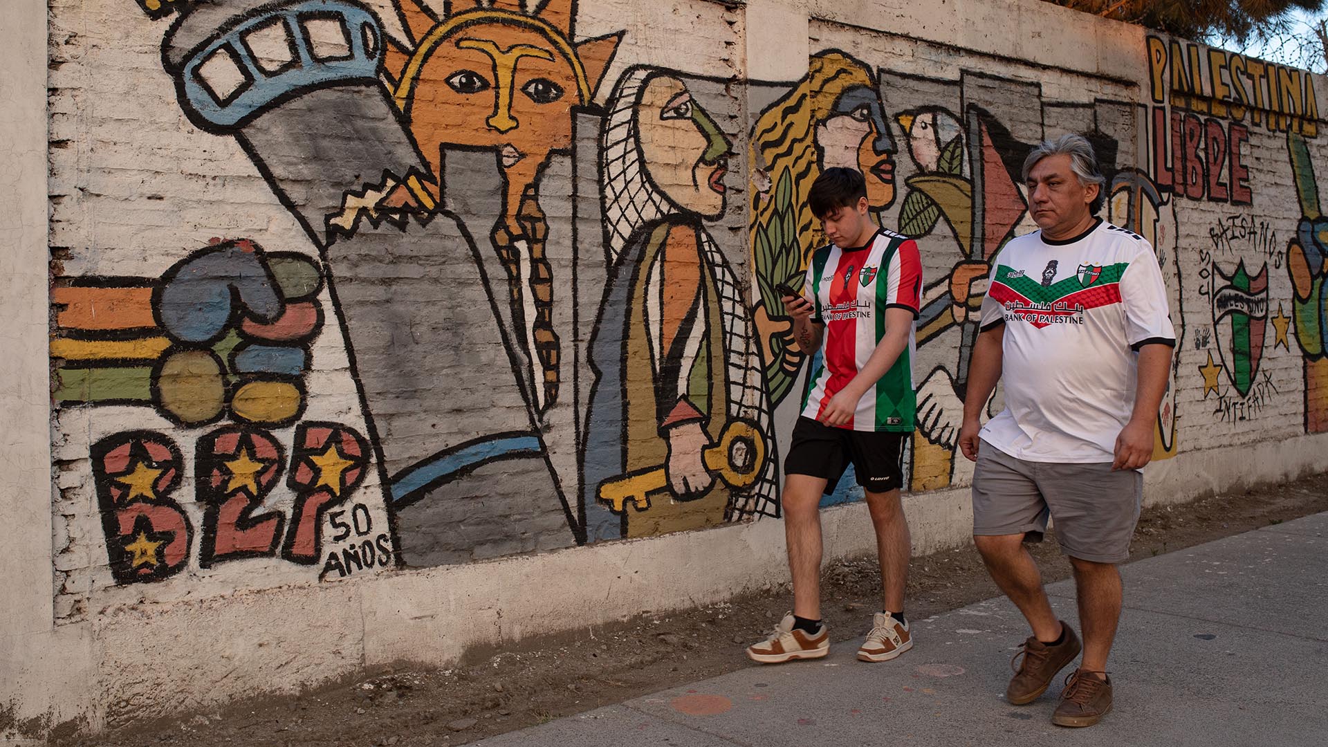 Chile acoge la comunidad palestina más numerosa lejos de Oriente Medio. Miembros de esa colonia fundaron en 1920, en la ciudad de Santiago, el Club Deportivo Palestino. Será su séptima participación. Solo una vez, en 1979, superó la fase de grupos. 