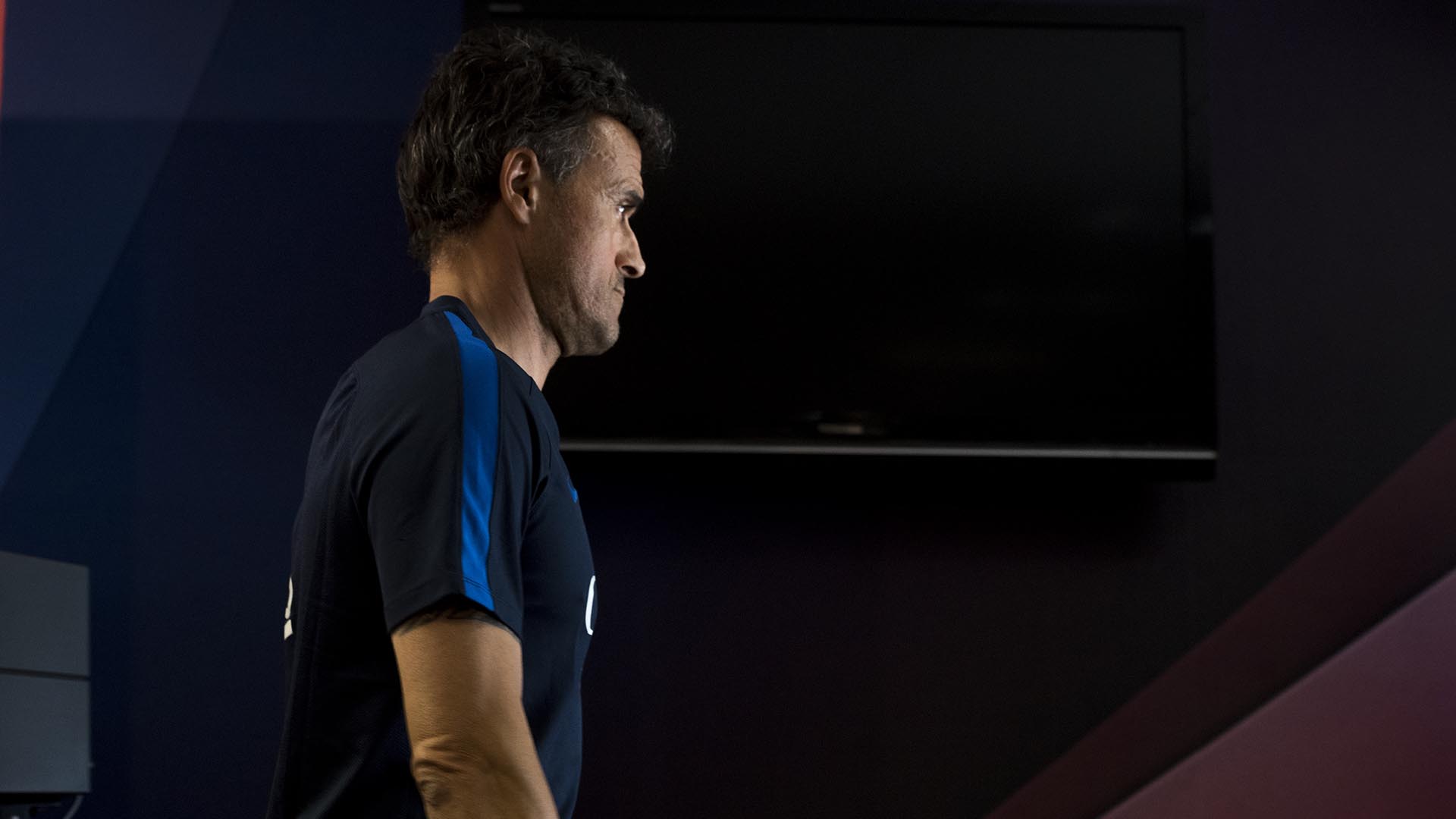 Luis Enrique esperó al final de la rueda de prensa del partido contra el Sporting (6-1) para anunciar: “Aprovecho para acabar la rueda de prensa de una manera diferente. Os anuncio a todos que no seré entrenador del Barcelona la próxima temporada”.