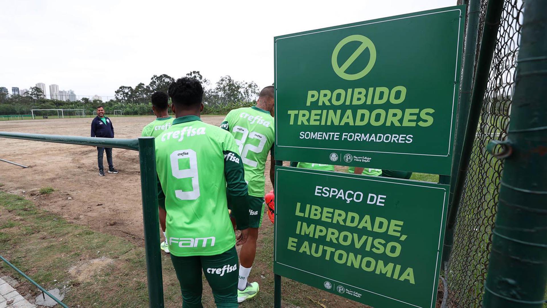 Cartel en la entrada del campod e tierra de Palmeiras