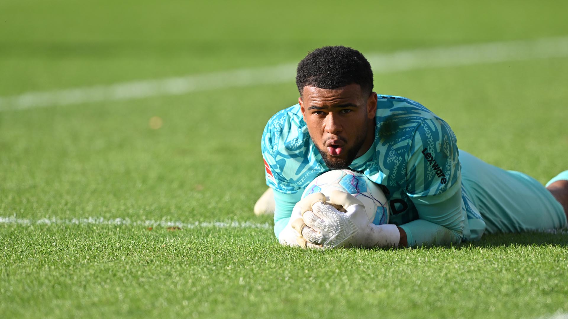 Pensar en darle la oportunidad a una nueva generacin tampoco es posible para Alemania. Noah Atubolu, de 22 a?os, era el arquero de la Sub-21 y actualmente es titular en el Friburgo, pero esta es apenas su segunda temporada en la Bundesliga y le queda mucho por progresar. Jonas Urbig o Tjark Ernst son los dos porteros con los que cuenta la Sub-21 y aunque son titulares, respectivamente, en equipos histricos como Colonia y Hertha, los dos estn en Segunda. Dennis Seimen es otro gran prospecto de la cantera del Stuttgart a tener en cuenta para el futuro, pero slo tiene 18 a?os y an no ha debutado con el primer equipo en partido oficial.