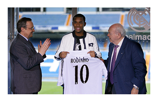 Sus 24 goles en 28 partidos fueron decisivos para que el Real Madrid decidiese ficharle a razón de 24,5 millones de euros en 2005. Robinho cumplió su sueño de jugar en club de Chamartín, en el que su debut fue apoteósico ante el Cádiz. “Y Dios creó a Robinho”, fue la portada del AS tras su partido.