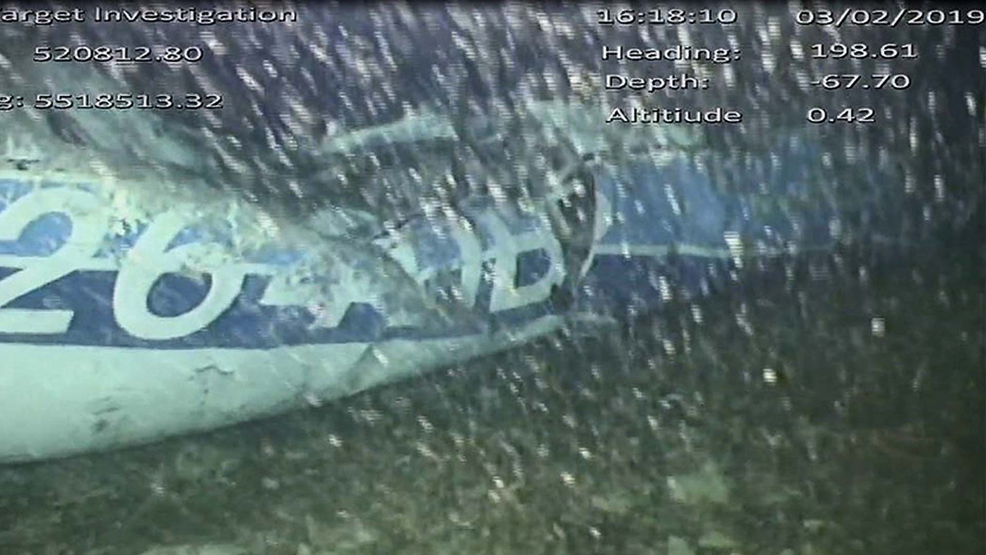 El avión privado en el que viajaba Sala desapareció a unos 20 kilómetros de la isla Guernesey. El 30 de enero se encontraron posibles restos del avión y el 3 de febrero se localizaron los restos de la avioneta Piper PA-46 Malibu, en el Canal de la Mancha.