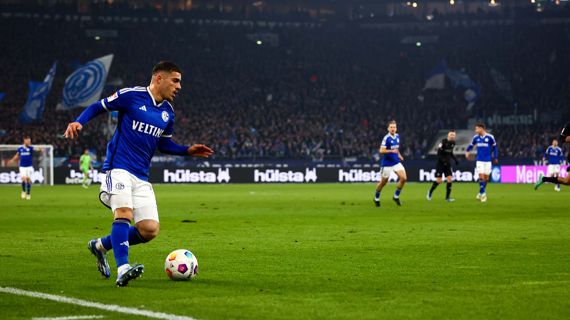 En segunda, el Schalke percibe alrededor de 20 millones en derechos televisivos, una cantidad que disminuiría radicalmente teniendo en cuenta que en tercera se reparten tan sólo 23 millones entre los 18 clubes. 