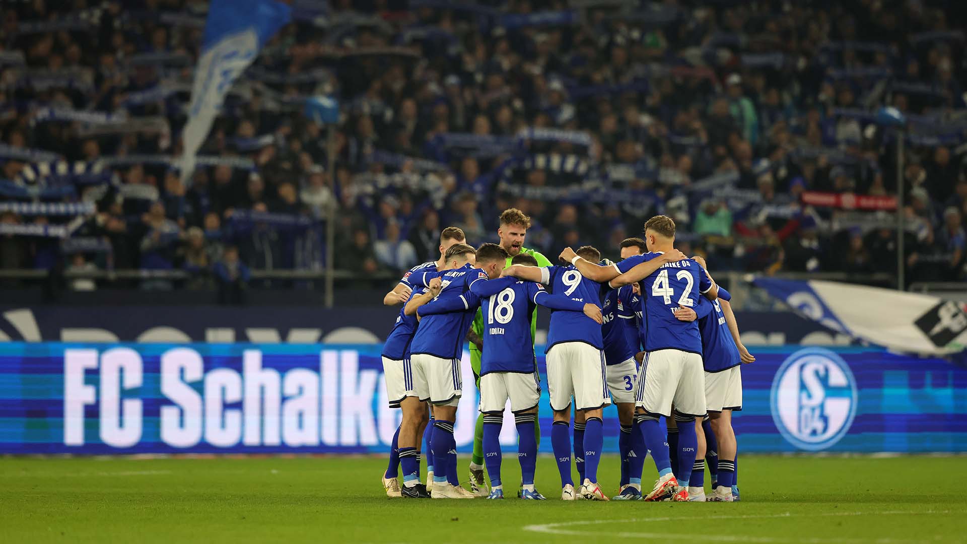 El histórico Schalke 04 se ve inmerso en una profunda crisis que, de no cambiar drásticamente la situación, podría poner en serio peligro la existencia del club. Un descenso a tercera división supondría el final del Schalke tal y como se conoce.