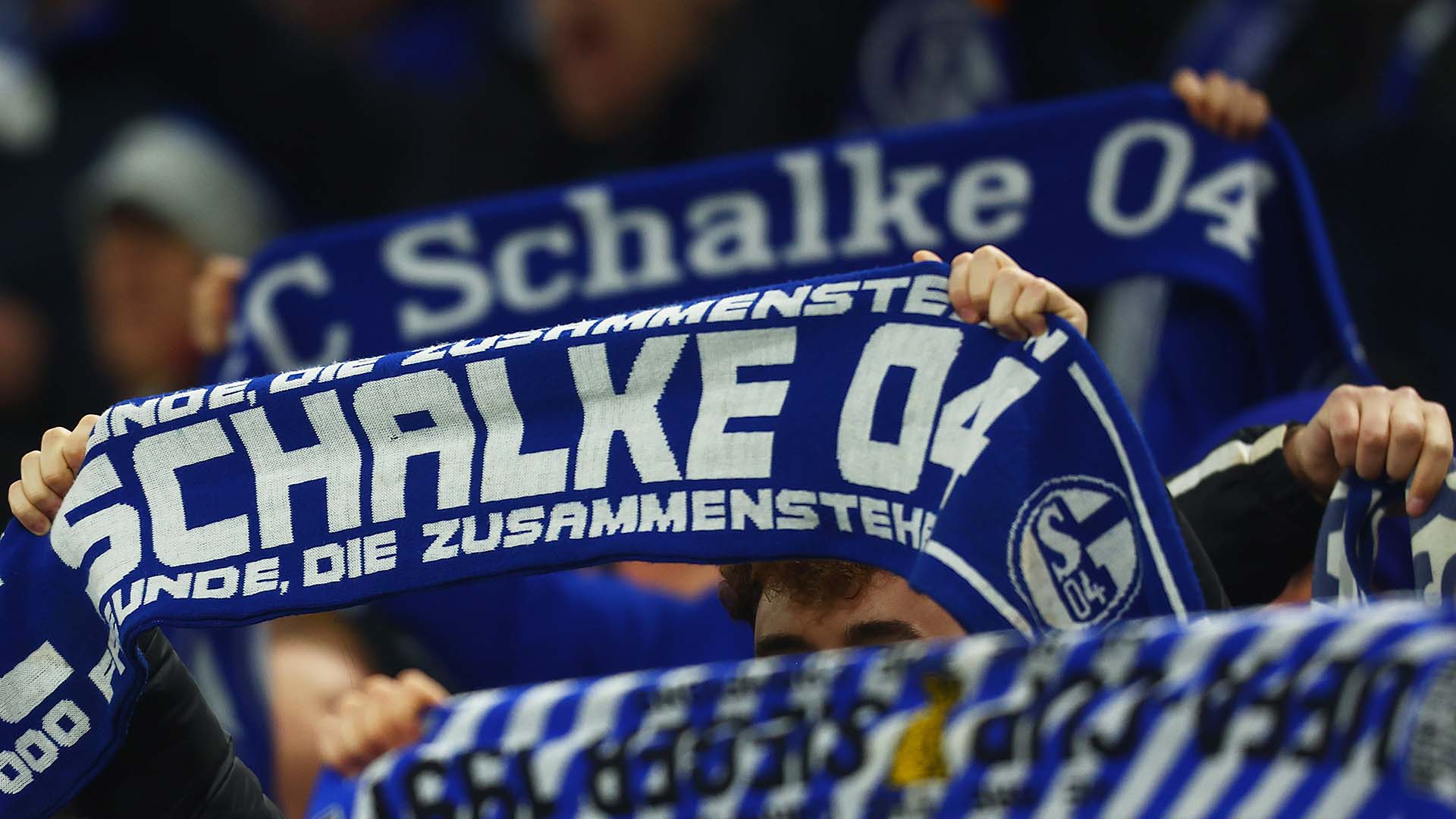 El gran problema radica en los estatutos de la tercera categoría en Alemania. Muy a diferencia de Bundesliga1 y Bundesliga2, que son operadas por una federación liguera propia (DFL), el órgano responsable de la liga profesional más baja del país es la federación alemana de fútbol (DFB) y la normativa con respecto al endeudamiento tolerado es bastante más estricta, por lo que el Schalke, al no cumplir con dicho criterio, terminaría siendo delegado a cuarta división.
