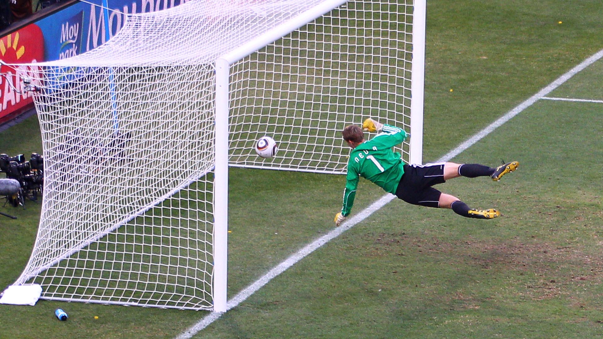 Un gol que no entró pero que subió al marcador en 1966, y un balón que rebasó la línea pero que no subió al marcador en 2010. Alemania apeó a Inglaterra en Sudáfrica en un partido frustrante para los ingleses, y de justicia poética para los teutones.