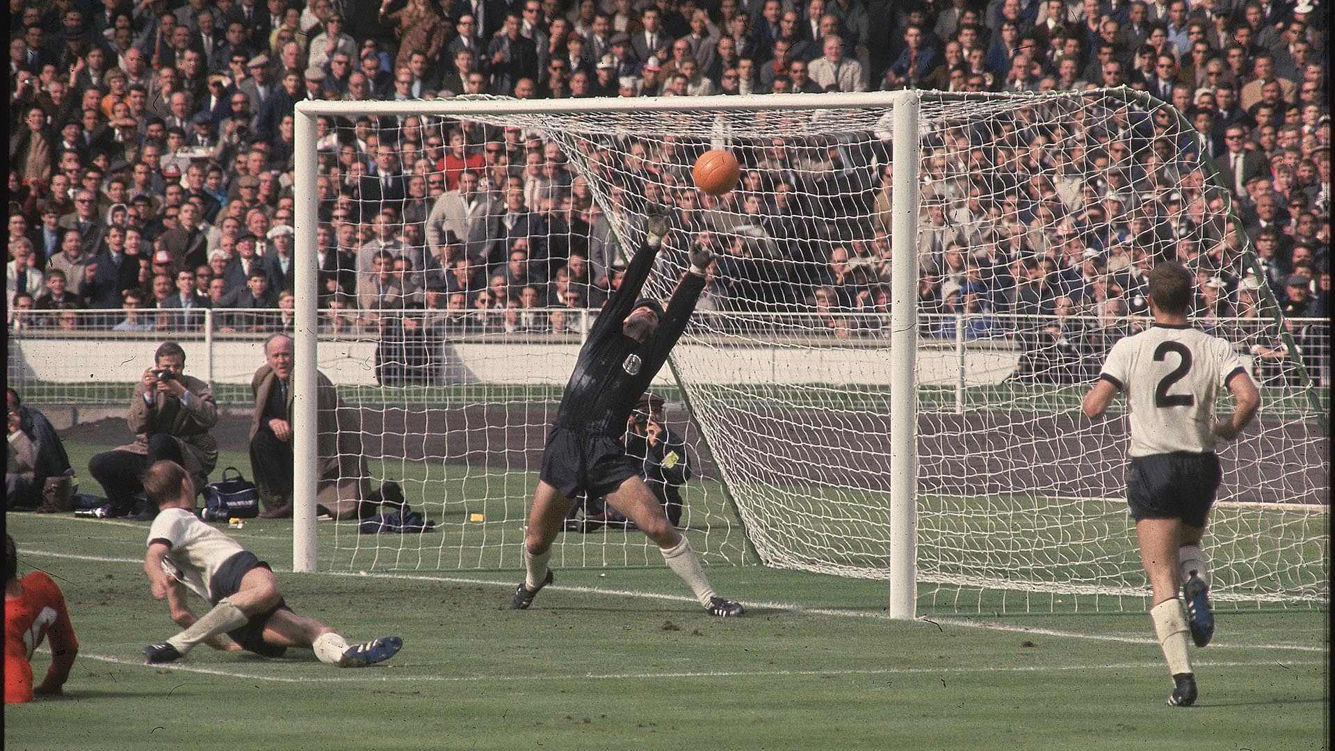 Con Alf Ramsey en el banquillo, Inglaterra ganó su única Copa del Mundo en 1966. Frente a Alemania, con un polémico gol de Hurst. Ahora un alemán dirigirá a los ingleses. Un nuevo capítulo en una relación que se remonta a los orígenes de ambos países. 