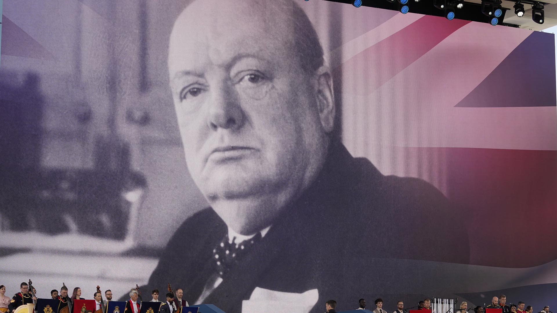 “Me veo señalado por la prensa de Goebbels como enemigo de Alemania”, escribió Churchill en el Evening Standard en 1937. “Eso es mentira. Antes de la guerra propuse unas vacaciones navales a Von Tirpitz que habrían relajado la tensión en Europa de haber sido aceptadas. Durante el armisticio propuse enviar embarcaciones llenas de comida a Hamburgo en un gesto humanitario, tomé la responsabilidad personal de enviar a casa a unos 100.000 presos alemanes y me opuse a la invasión francesa del Ruhr. Así pues, nadie tiene el derecho de describirme como enemigo de Alemania salvo en tiempos de guerra”.