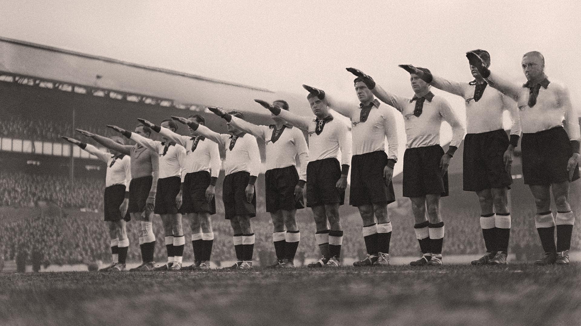 El 4 de diciembre de 1935, el campo del Tottenham, cuyo club contaba ya entonces con una significante representación judía en su afición, acogió un amistoso entre Inglaterra y Alemania que, como los JJ.OO. de Munich del 36, sirvió de propaganda Nazi.