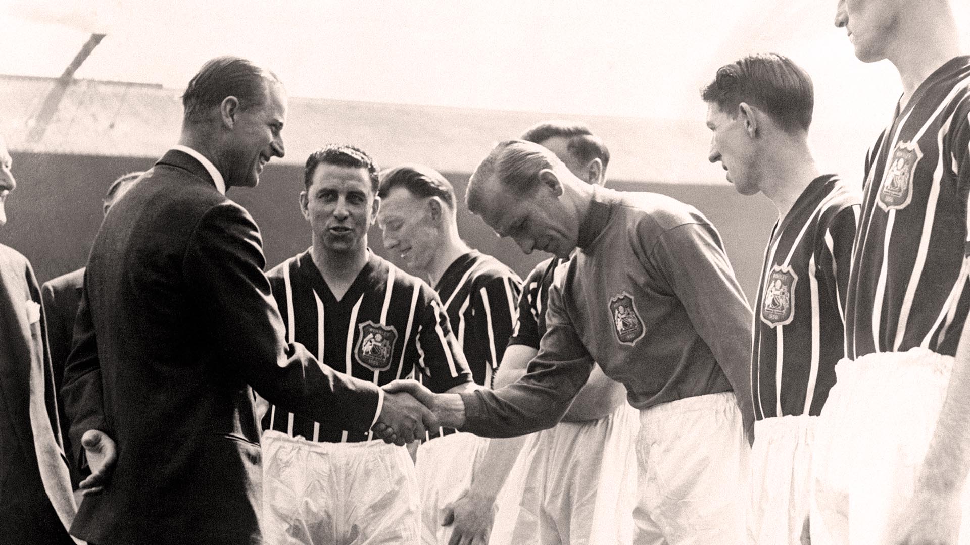 El antagonismo entre ambas naciones se creció durante la Segunda Guerra Mundial. Bert Trautmann, prisionero de guerra, rechazó ser repatriado tras el conflicto y permaneció en Inglaterra, haciéndose un nombre en la portería del Manchester City.