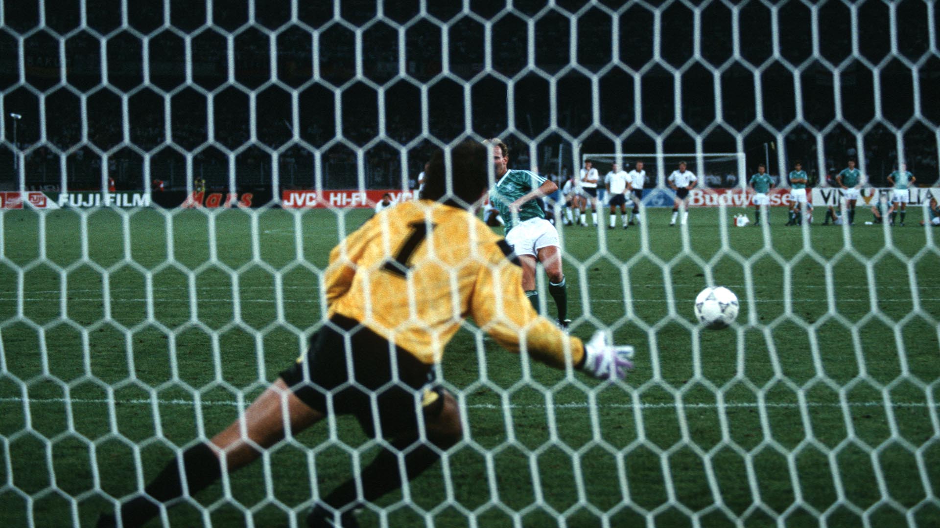 Inglaterra inició su trauma con los penaltis en el Mundial de Italia 90. Alemania Occidental fue su verdugo. “El fútbol es simple. 22 tipos persiguen la pelota durante 90 minutos y al final siempre ganan los alemanes”, dijo Lineker tras el encuentro.