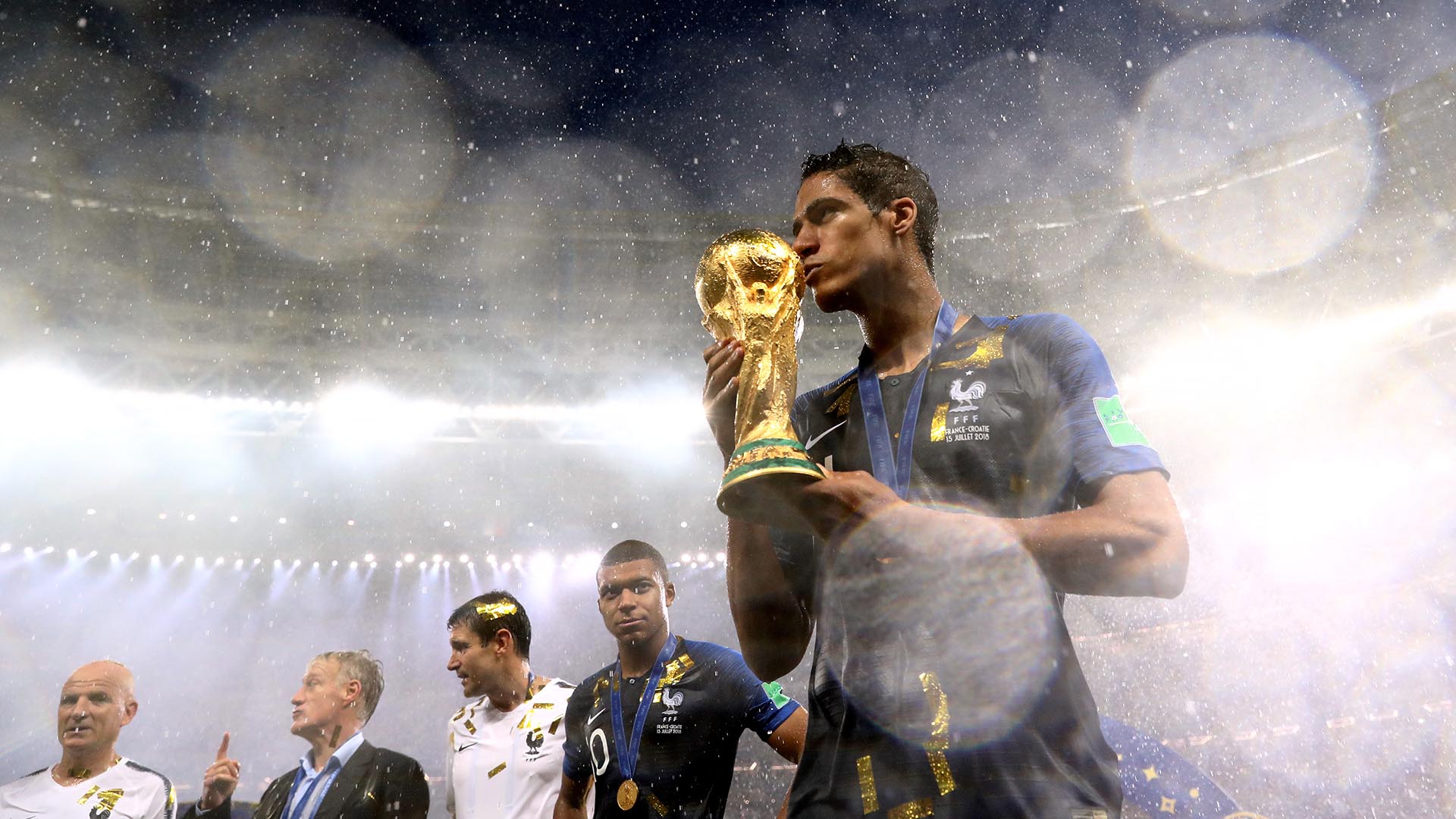 No es sencillo retirarse con 31 años, menos tras haber sido campeón del mundo y cuatro veces ganador de la Champions League. Raphaël Varane anunció este miércoles, de forma sorprendente, su retirada de los terrenos de juego.