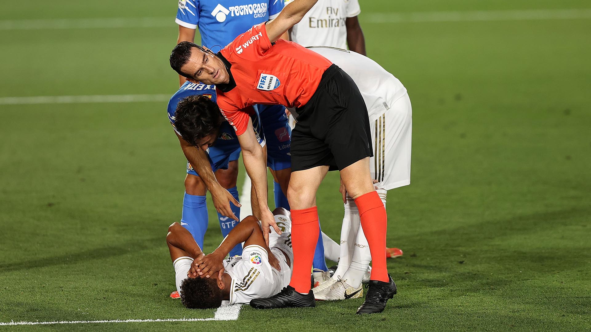 Precisamente, a partir de 2018, tras haber sido un muro de hormign en el Real Madrid, la carrera de Varane experiment un peque?o bache. Su rendimiento no fue el mismo, muchos le acusaron de no ser un lder en el terreno de juego, esgrimiendo que renda mejor con Sergio Ramos, y las lesiones en las ltimas tres temporadas terminaron por obligarle a retirarse. En 2020, tras nueve a?os en la capital espa?ola, decidi fichar por el Manchester United.