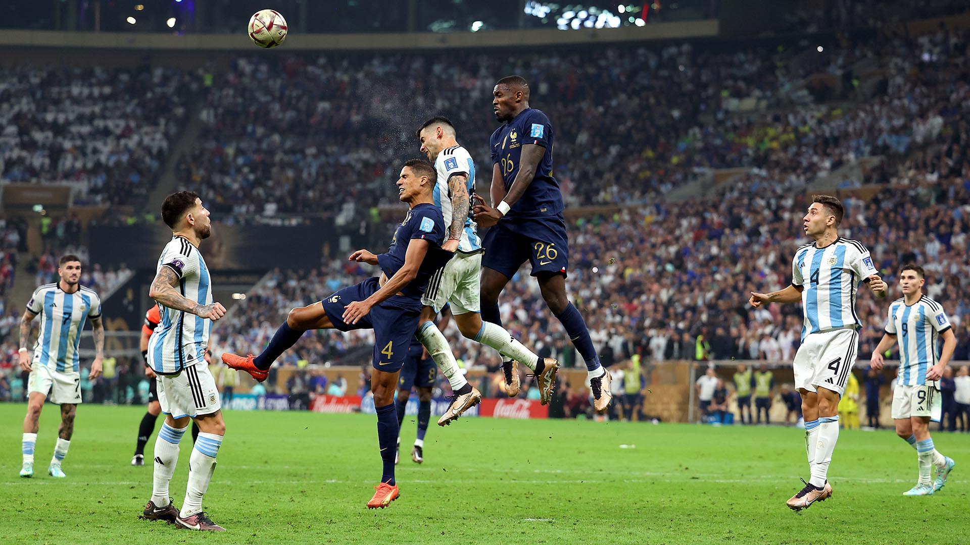 La lucha continua de Varane contra sus problemas físicos fue ajena a su rendimiento en el Mundial de 2022. Hubo un conato de reacción por parte del central, que, como en 2018, volvió a liderar a la selección francesa hacia la final, perdida contra Argentina en un partido memorable que pasará a los anales de la historia del fútbol. Tras el torneo, disputado en Qatar, el defensa anunció su retiro internacional, aduciendo que quería pasar más tiempo con su familia y evocando la salud de los futbolistas.