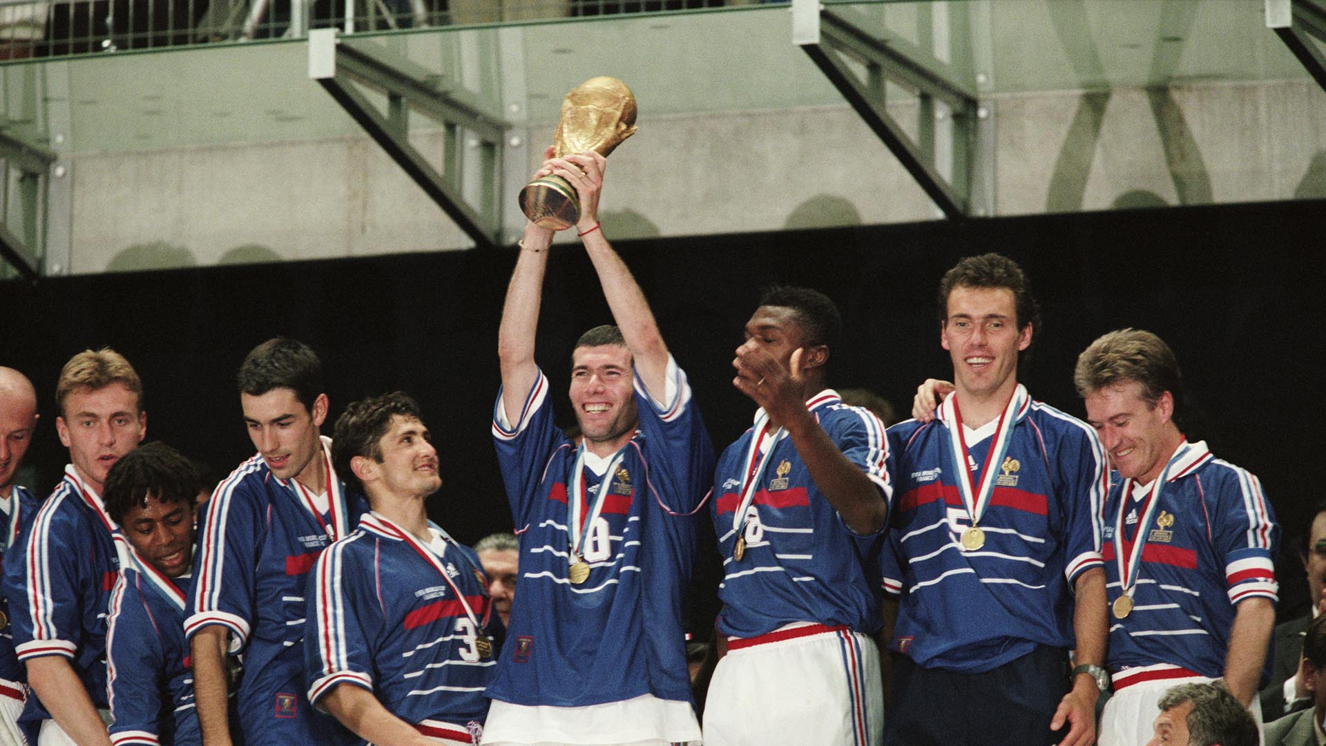 La trayectoria de Zidane más allá de ser campeón del Mundo, de la Eurocopa y de la Champions, entre otros títulos, tiene un punto extra como accionista de un equipo de Segunda en Francia. Se trata del Rodez Aveyron Football. 