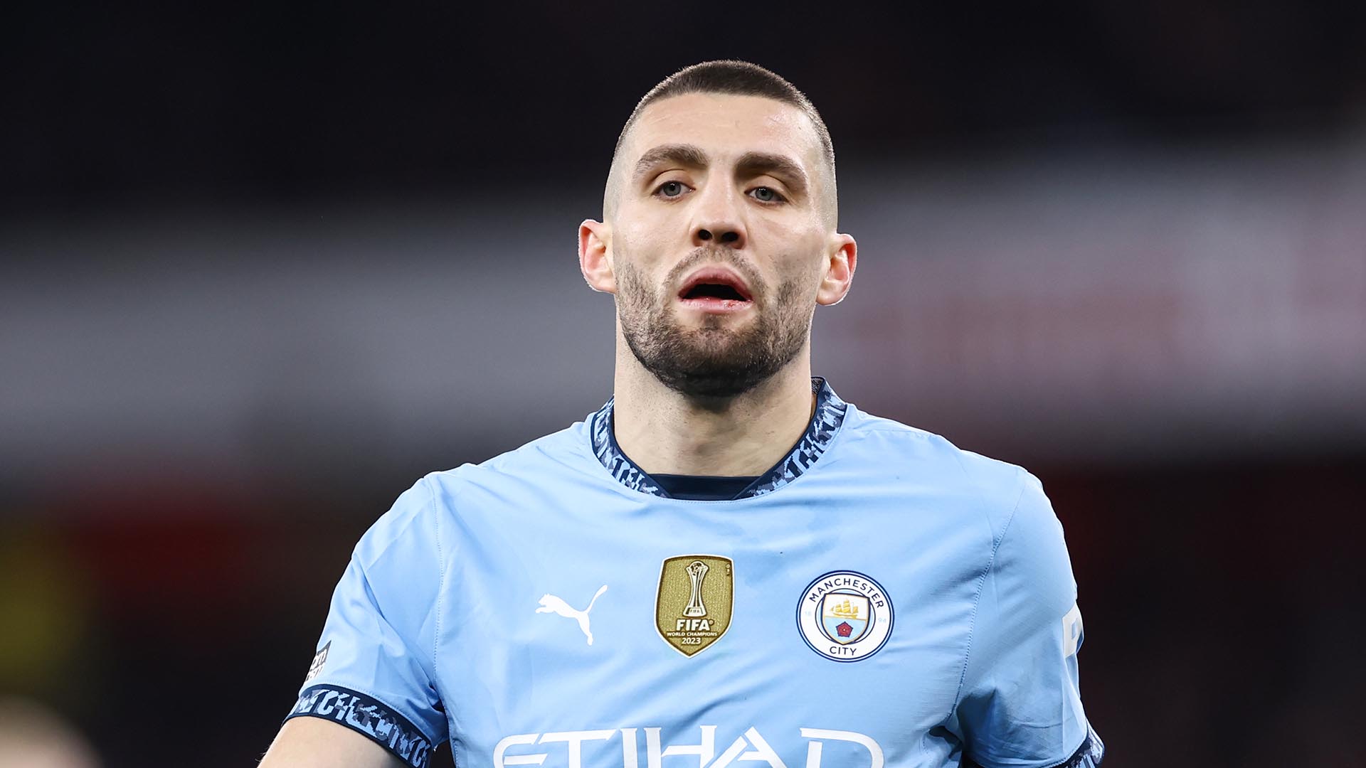 Kovacic es un jugador al que le gusta regatear y escapar de las presiones con cambios de ritmo, algo muy peligroso siendo el primer mediocentro. Si bien es cierto que as comenz la remontada ante el Brujas, es una accin muy peligrosa. Adems, no parece tener la tcnica ni la rapidez suficiente como para poder dar pases seguros en la base de la jugada. La figura de Rodrigo era importante por varios puntos: su certeza en el pase, su manera de defender hacia delante y su capacidad para cortar contras. Kovacic tiene otras caractersicas, pero ningunas son esas.