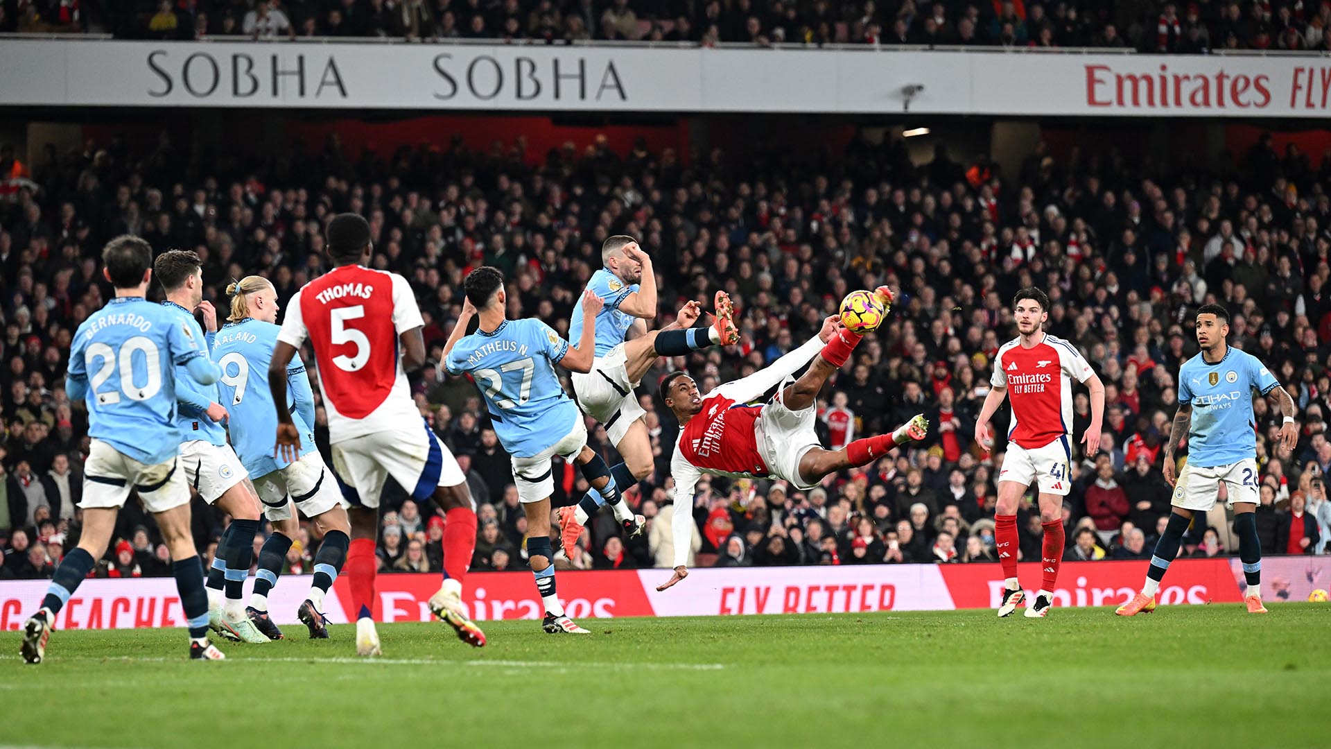 Barcola ya le hizo un roto cuando el City visit Pars en la Champions y en el Emirates volvi a ser el punto dbil del equipo. Se nota que no ha crecido en esa posicin a la hora de saber cundo entrar y cundo aguantar y, de hecho, hace solo un par de meses Guardiola le estaba utilizando como extremo izquierdo. En anteriores enfrentamientos entre el Madrid y el City, Walker haba sido un duro rival para Vinicius por la velocidad del ingls. En cambio, el brasile?o puede sufrir muchsimo frente a los cambios de ritmo de Vinicius o Mbapp.