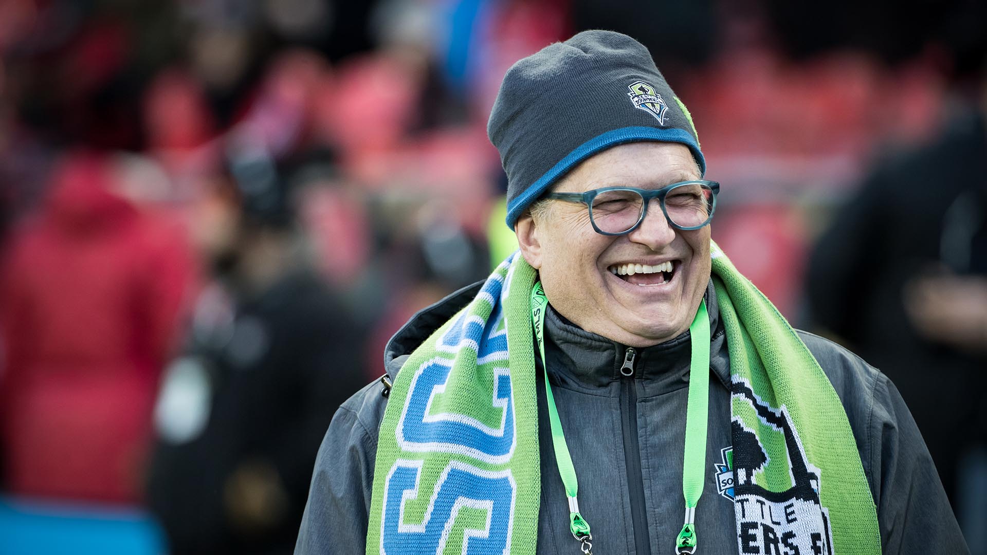 El comediante Drew Carey es due?o y presidente de los Seattle Sounders de la MLS. Se enamor del ftbol viendo un partido de LA Galaxy en 2003. Ha copiado la estructura del Real Madrid y el FC Barcelona. Los socios gestionan el equipo y eligen a los dirigentes.