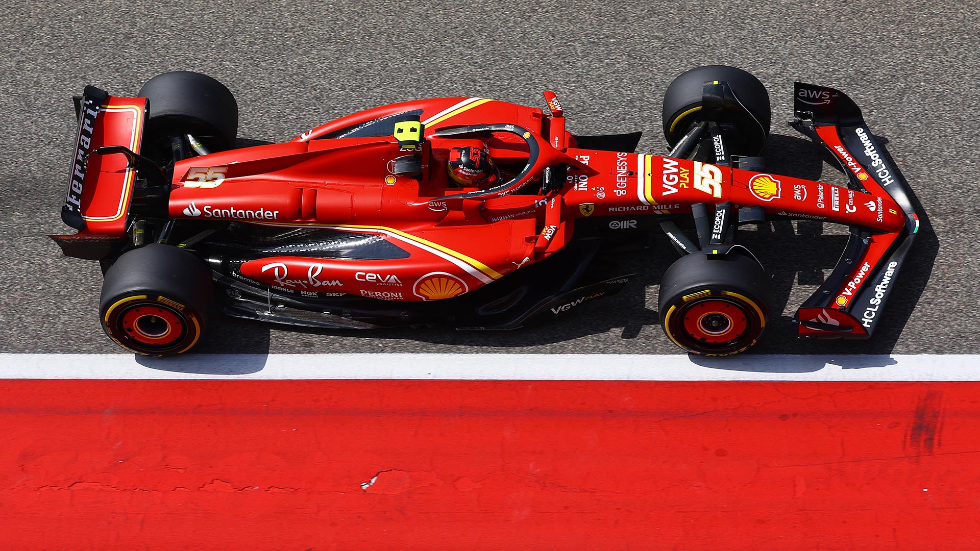 El SF-24 de Ferrari fue la gran sensación de los test en manos de Carlos Sainz, que se marchará del equipo al finalizar 2024 por la llegada de Lewis Hamilton. Tanto Carlos como Leclerc piden un coche más predecible y estable y con mejores condiciones para los días de carrera. 