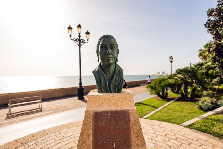 Antonia Gilabert Vargas, más conocida como “La Perla de Cádiz”, fue una cantaora gitana que destacó sobre todo en los cantes por alegrías, bulerías, soleares, tientos, tangos y saetas. Su figura es muy querida en Cádiz, donde el flamenco también ocupa un lugar importante.