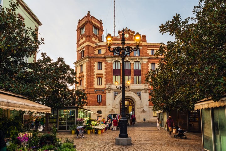 La Plaza de las Flores se encuentra en el corazón del centro histórico de la ciudad y es el lugar más colorido de la ciudad. En ella se encuentra la oficina de Correos, único ejemplo de arquitectura modernista que se puede contemplar en Cádiz y un lugar que ha escuchado muchas letras dedicadas al Cádiz que los carnavaleros entonan cada año en las escalerillas de esa oficina.