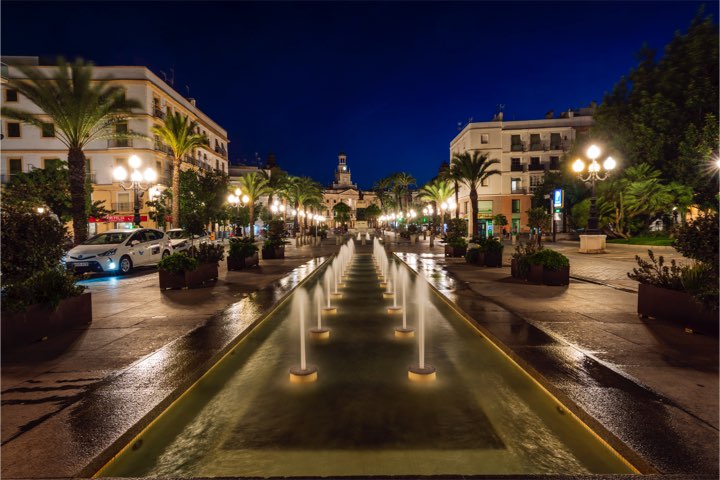 La plaza de San Juan de Dios, conocida como la Plaza del Ayuntamiento por los gaditanos, está presidida por Moret, que es testigo de los éxitos del conjunto amarillo, ya que es ahí donde los cadistas terminan sus celebraciones tras festejar en la fuente de las Puertas de Tierra.