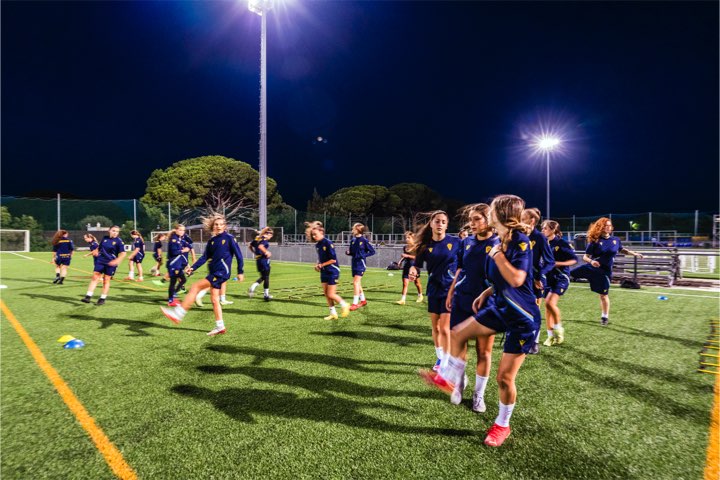 El Cádiz apostó por el fútbol femenino y ya son muchas las cadistas de todas las edades que tienen ahora la oportunidad de defender también el escudo dentro de un terreno de juego. Las amarillas entrenan en la Ciudad Deportiva Bahía de Cádiz.